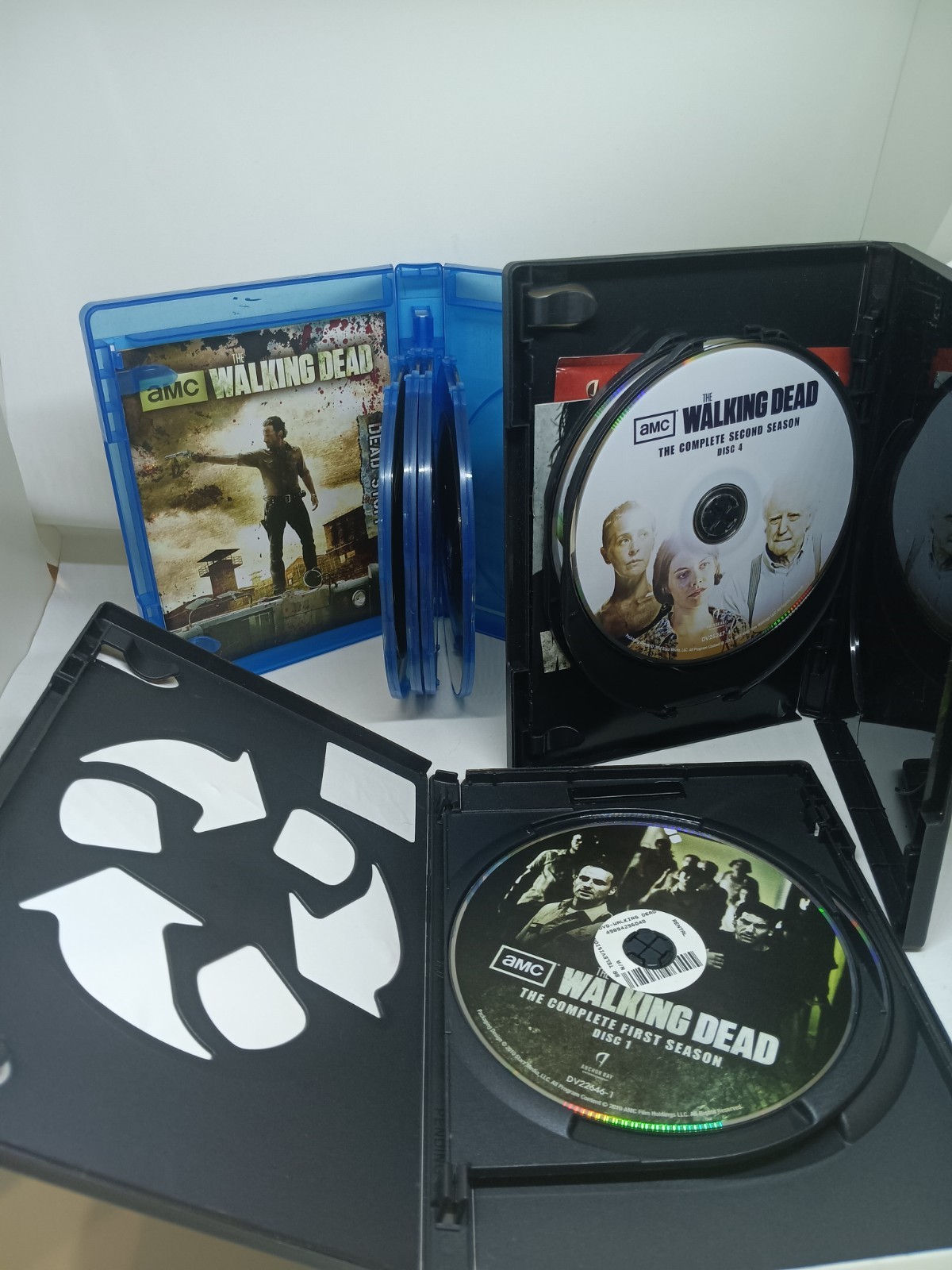 AMC The Walking Dead Seasons 1-3 DVD/Blu-ray Combo Pack Bonus Features