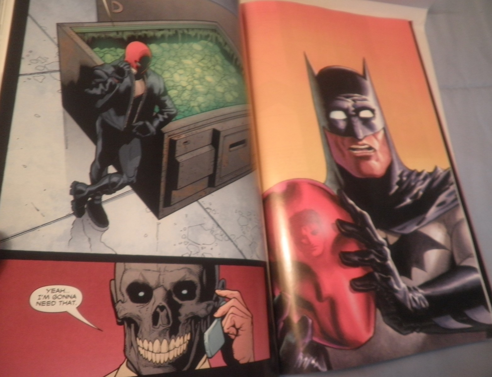 Batman Under the Red Hood Blu-ray Disc 2016-2 Disc Set- Includes Graphic Novel