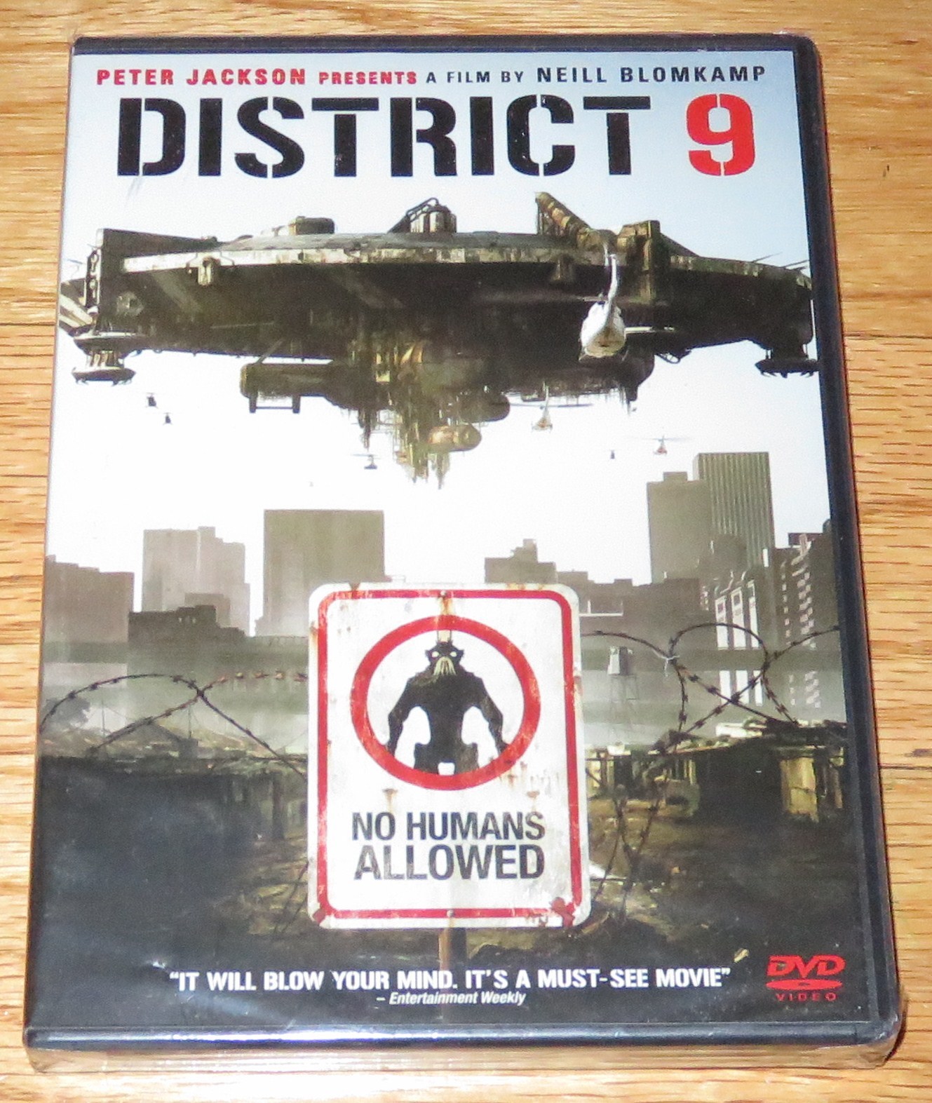 District 9 (DVD, 2009) Peter Jackson Presents A Film By Neill Blomkamp NEW