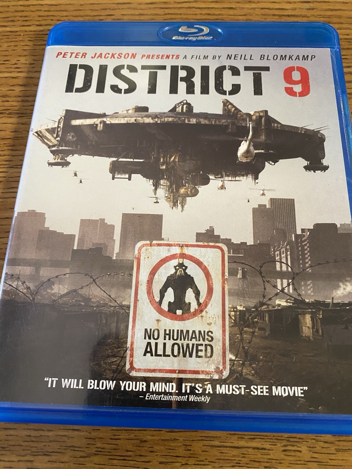 DISTRICT 9 – (Blu-ray, 2009) – Peter Jackson, Neill Blomkamp