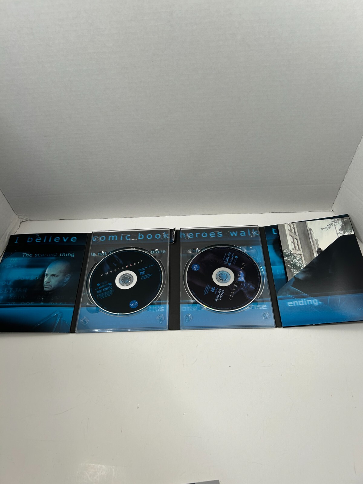 2 Disc Set UNBREAKABLE from M. Night Shyamalan Bruce Willis & Samuel L. Jackson