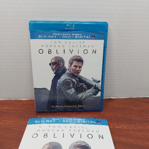 Oblivion Blu-ray/DVD, 2-Disc set, 2013 LIKE NEW Condition! SLIPCOVER!