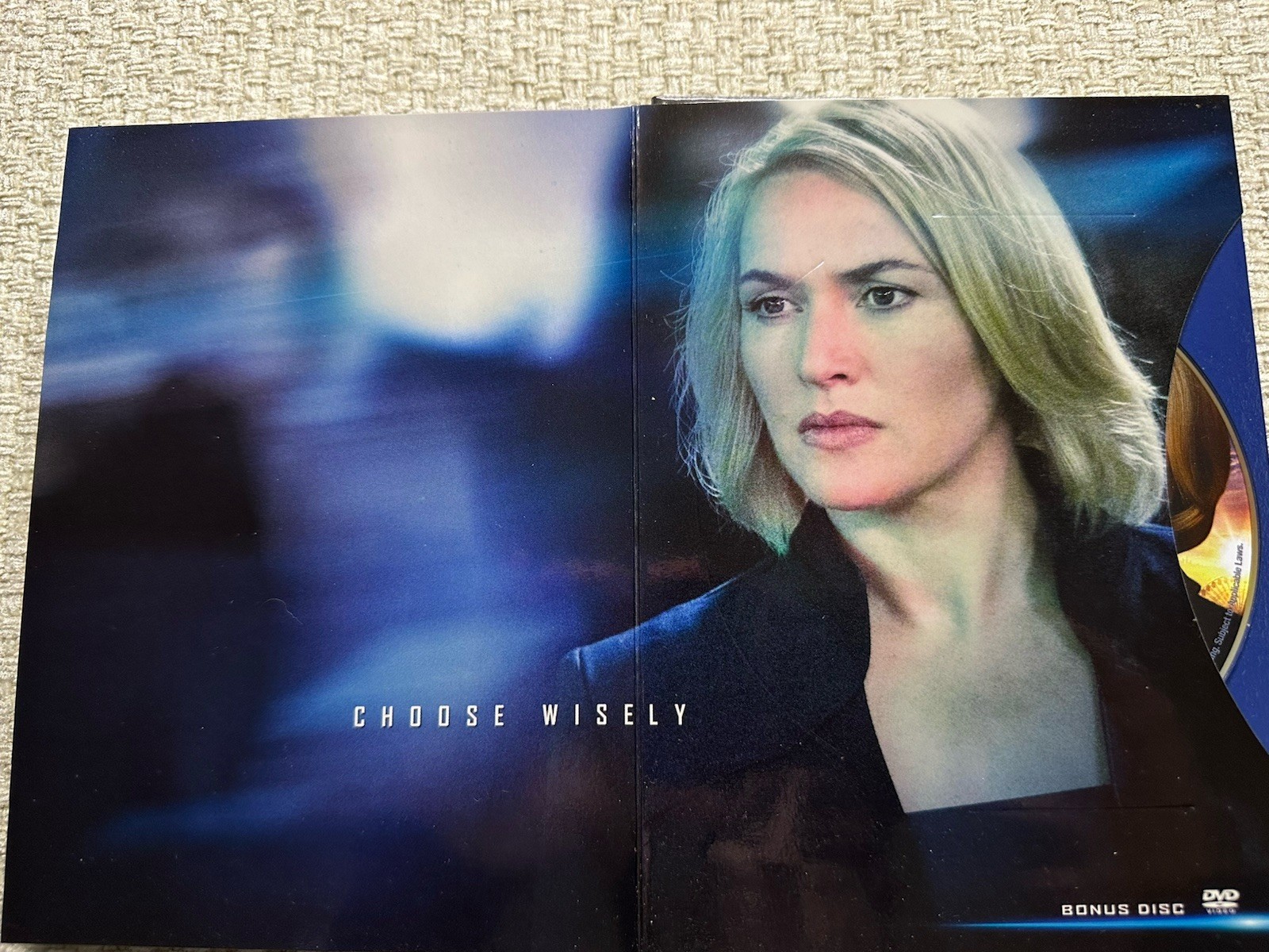 Divergent Blu-ray DVD with 3 DVDs & Book by Virginia Roth included