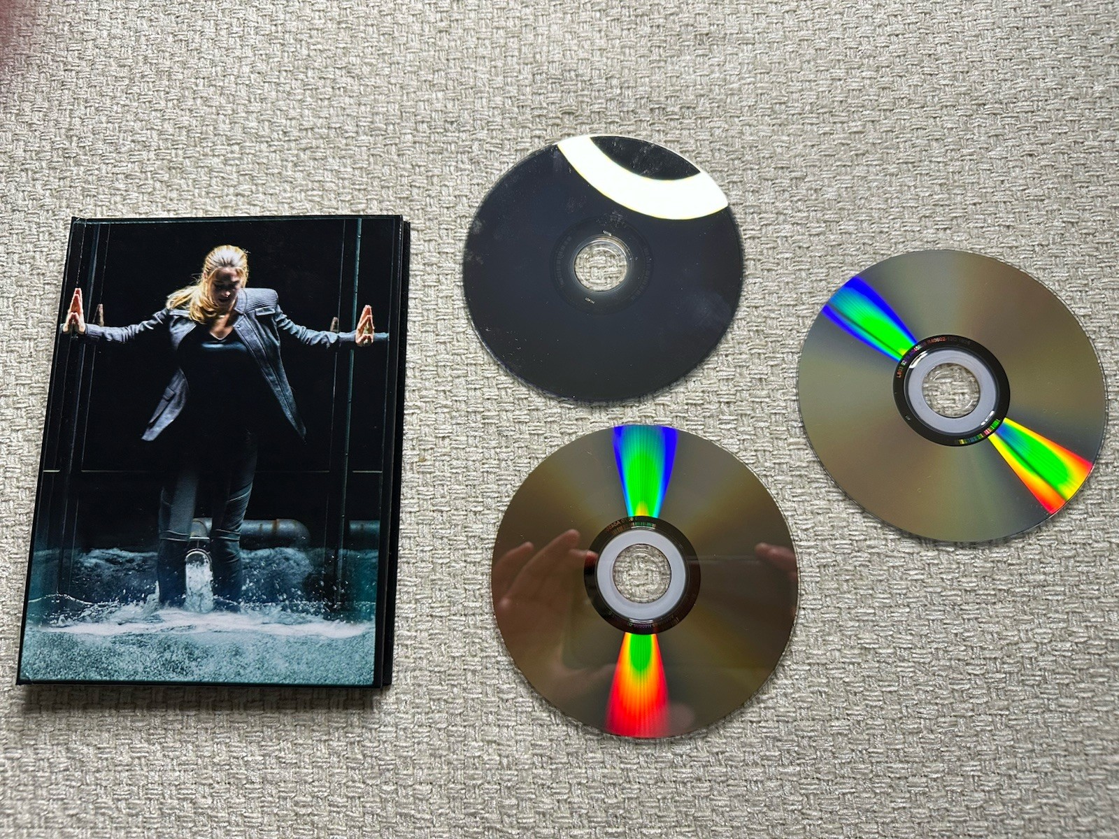 Divergent Blu-ray DVD with 3 DVDs & Book by Virginia Roth included
