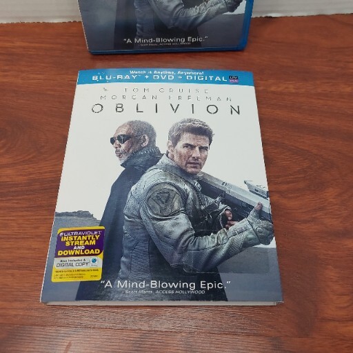 Oblivion Blu-ray/DVD, 2-Disc set, 2013 LIKE NEW Condition! SLIPCOVER!