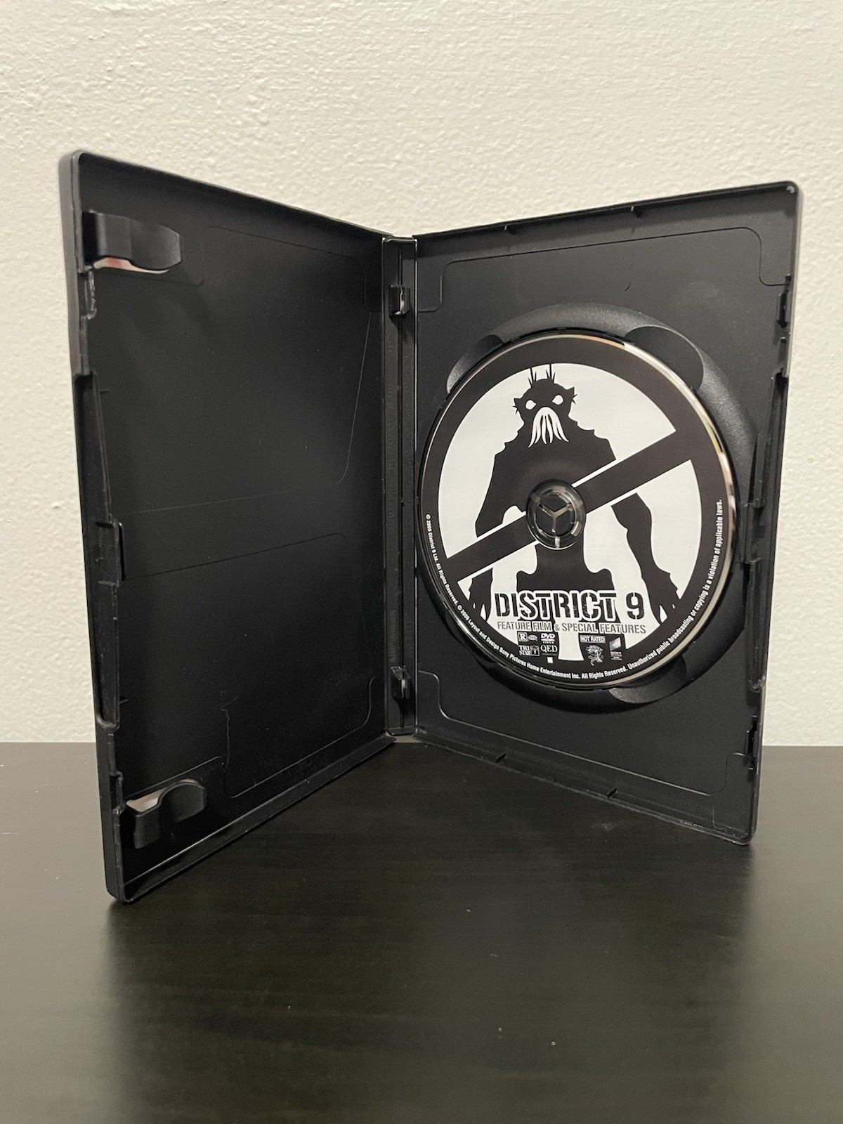 District 9 DVD Movie Aliens Peter Jackson Neill Blomkamp Widescreen Sony 2009