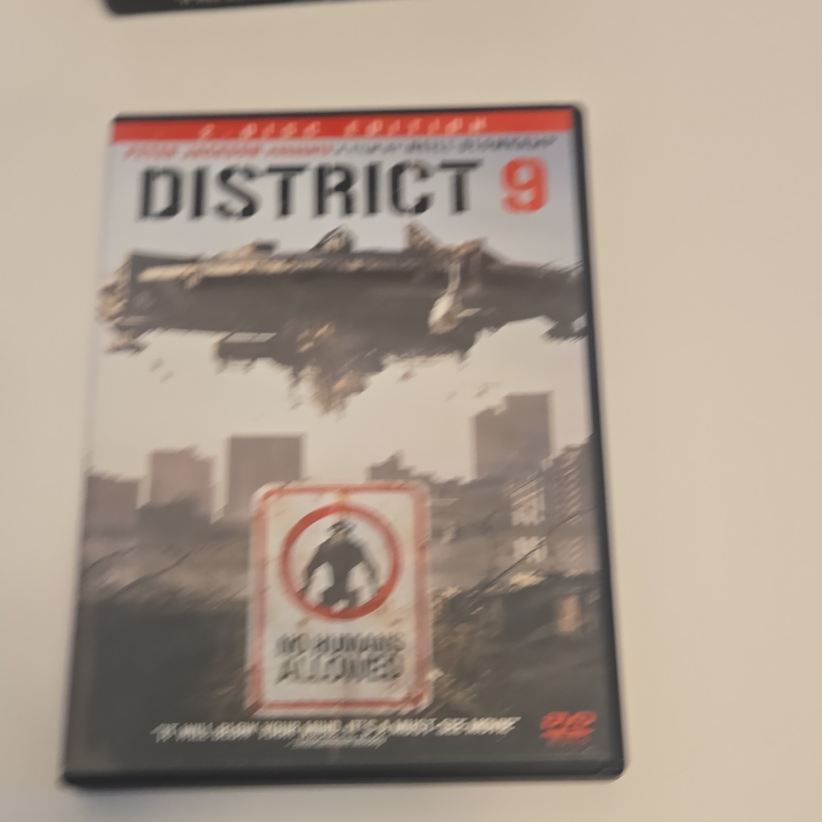 Sony Pictures District 9 DVD 2-Disc Edition R English 112 Min w/ Extras