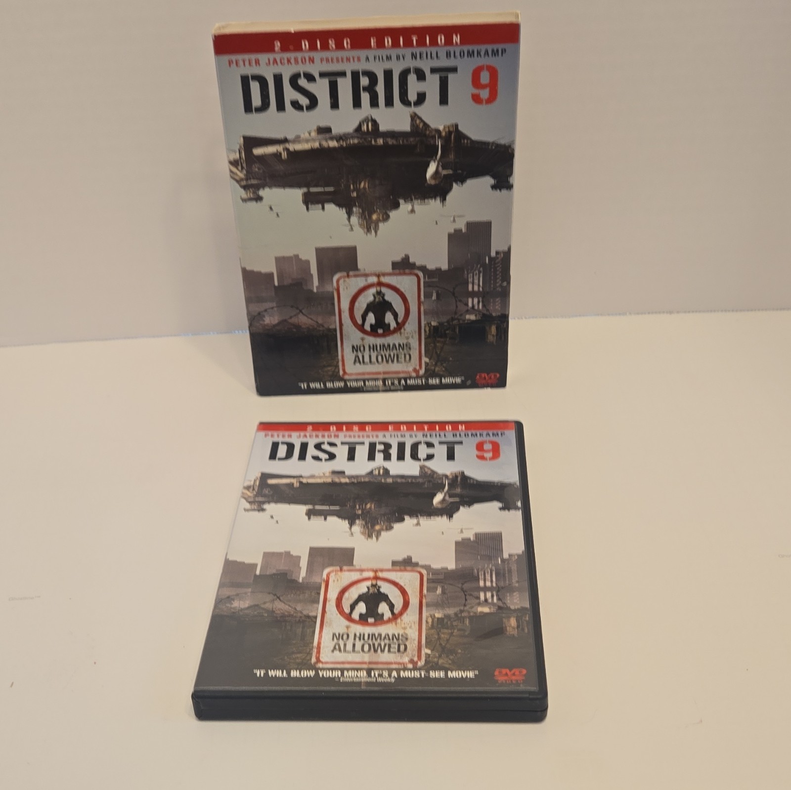 Sony Pictures District 9 DVD 2-Disc Edition R English 112 Min w/ Extras