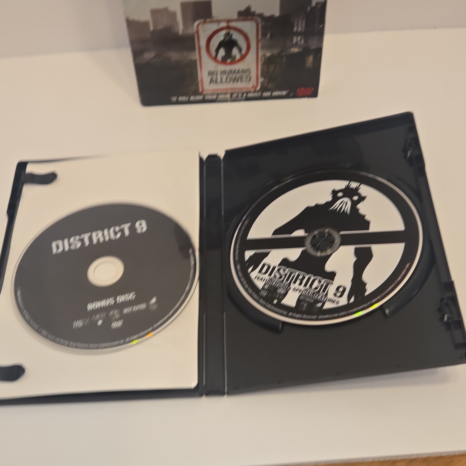 Sony Pictures District 9 DVD 2-Disc Edition R English 112 Min w/ Extras